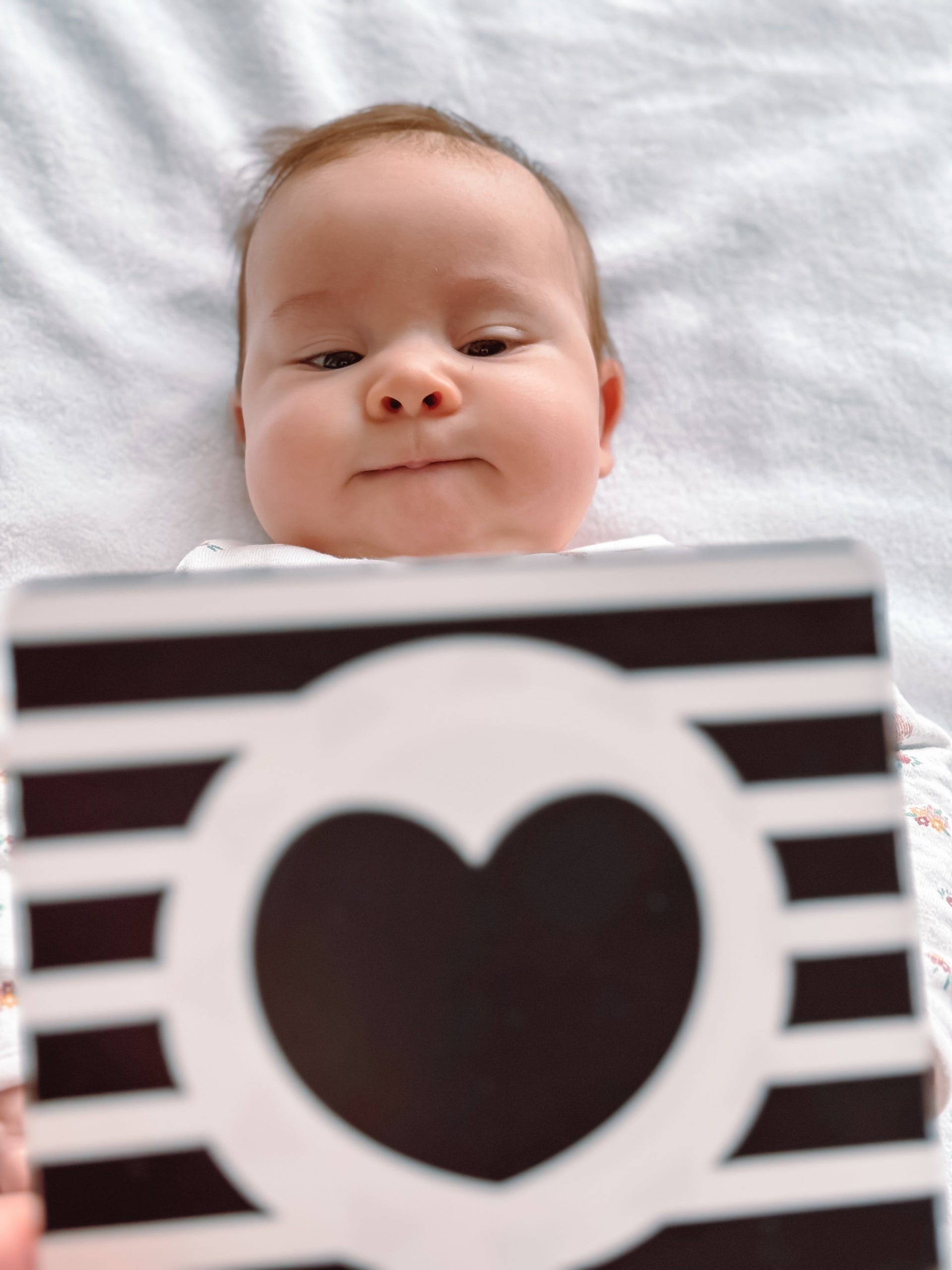 Waarmee kun je een baby van 4 weken stimuleren?